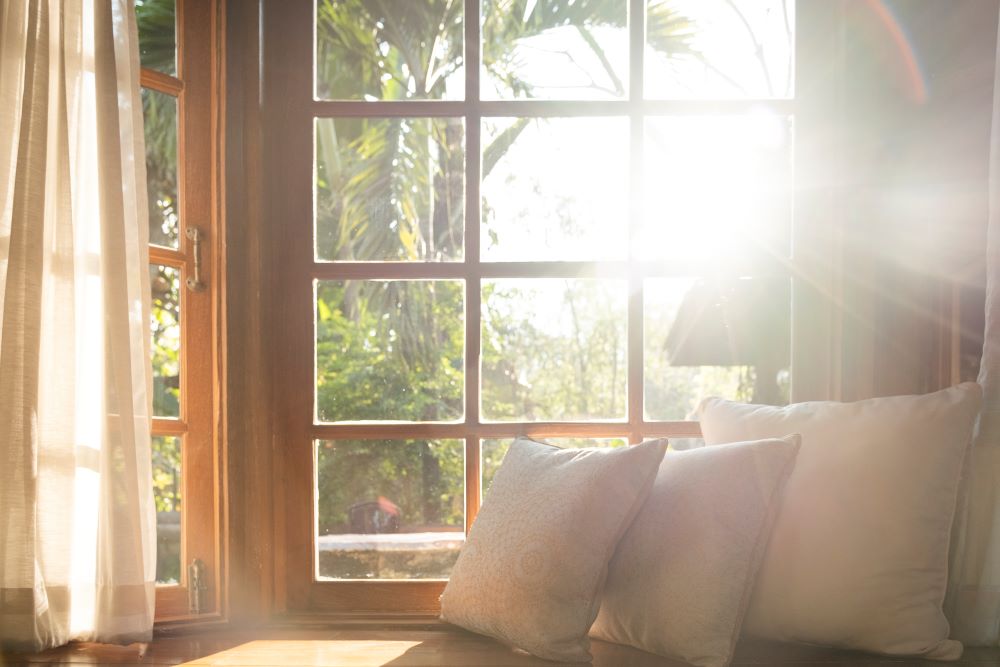 la luz del sol cayendo en la ventana de vidrio en casa